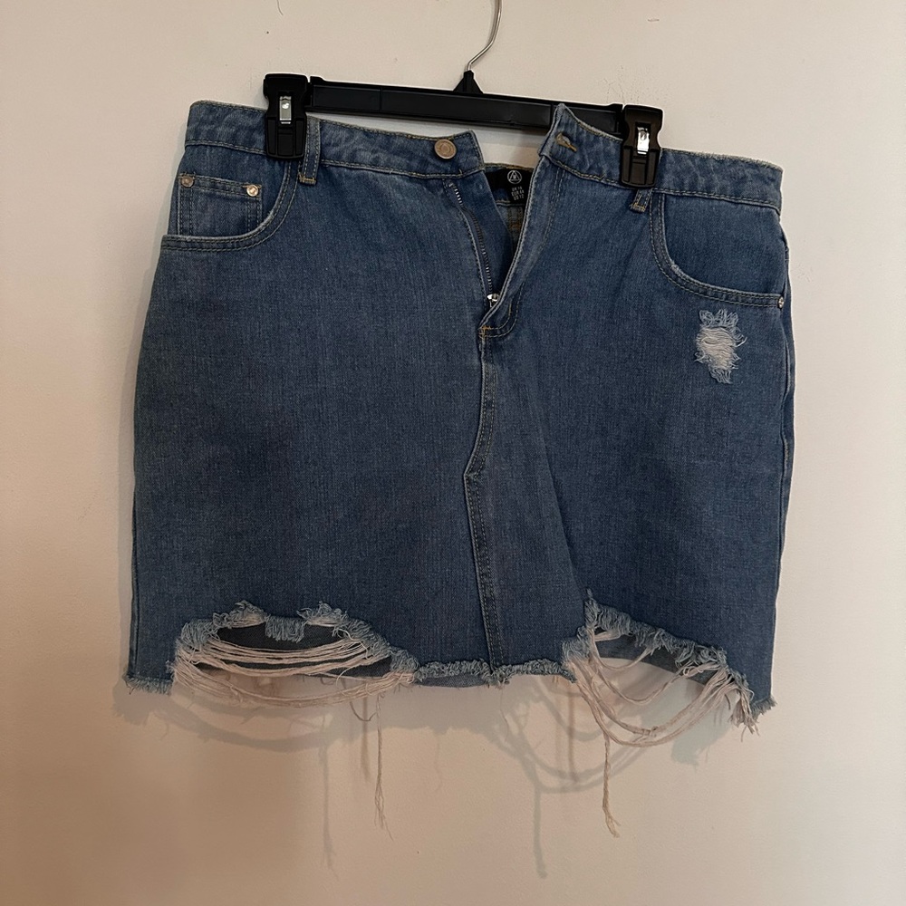 3/$30 ✨ Distressed Denim Skirt